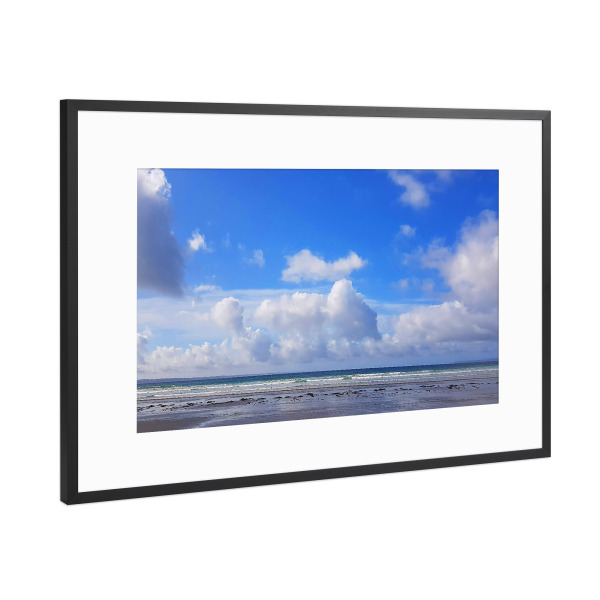 Poster mit Rahmen Schwarz (Metallic) "Blauer Himmel. Meer und Strand" artboxONE - Reise,Reise / Strand und Meer,Reise / Länder