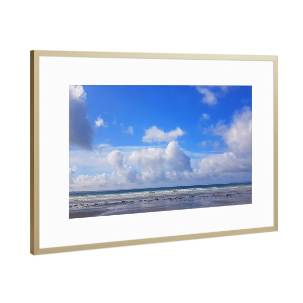 Poster mit Rahmen Gold "Blauer Himmel. Meer und Strand" artboxONE - Reise,Reise / Strand und Meer,Reise / Länder