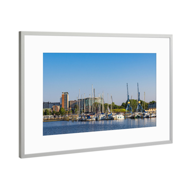 Poster mit Rahmen Silber "Fluss, Boote, Kräne, Stadt" artboxONE - Städte,Natur,Reise,Architektur
