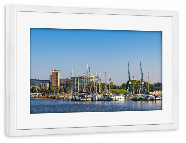 Poster mit Rahmen weiß "Fluss, Boote, Kräne, Stadt" artboxONE - Städte,Natur,Reise,Architektur