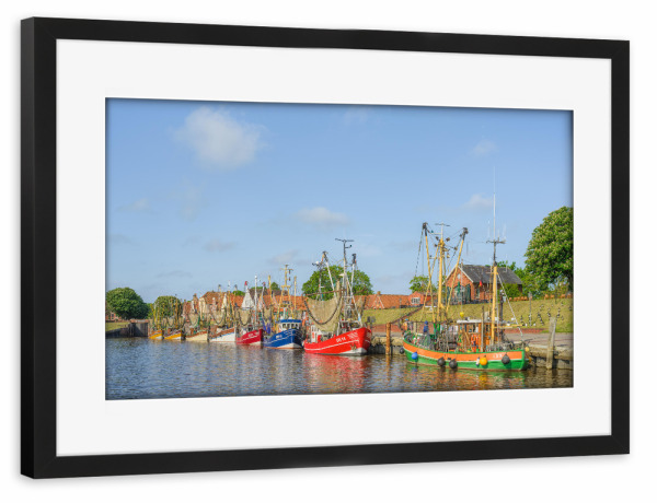 Poster mit Rahmen schwarz "Krabbenkutter in Greetsiel" artboxONE - Städte,Reise,Reise / Strand und Meer