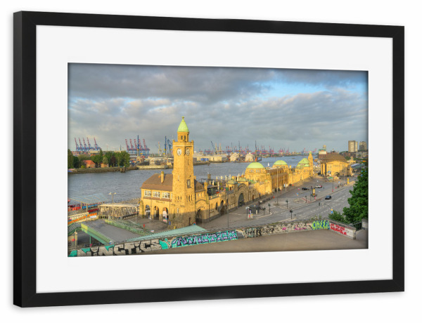 Poster mit Rahmen schwarz "Landungsbrücken Hamburg" artboxONE - Städte / Hamburg,Reise,Architektur