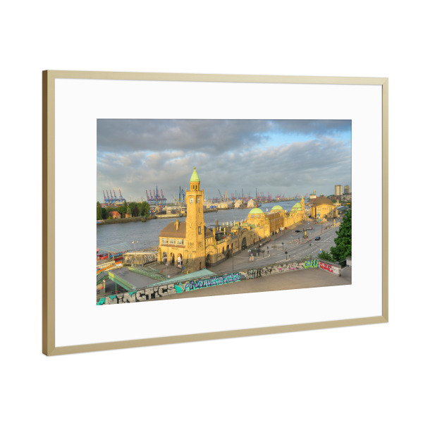 Poster mit Rahmen Gold "Landungsbrücken Hamburg" artboxONE - Städte / Hamburg,Reise,Architektur