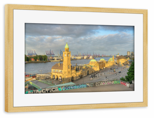 Poster mit Rahmen kiefer "Landungsbrücken Hamburg" artboxONE - Städte / Hamburg,Reise,Architektur