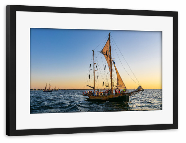 Poster mit Rahmen schwarz "Wellen, Windjammer, Meer" artboxONE - Natur,Reise,Reise / Strand und Meer
