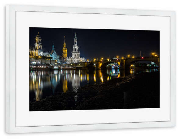 Poster mit Rahmen weiß "Nachtaufnahme von Dresden" artboxONE - Städte,Architektur - Dresden,Nachtaufnahme,Sachsen,Elbe