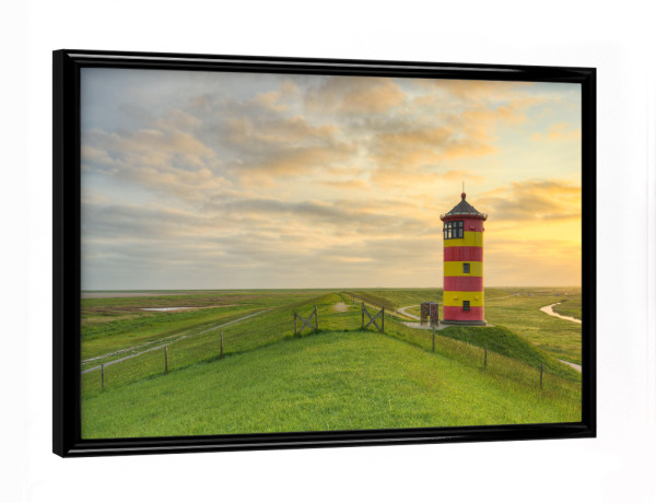 Poster mit schwarzem Rahmen "Pilsumer Leuchtturm am Morgen" artboxONE - Reise,Architektur,Reise / Strand und Meer