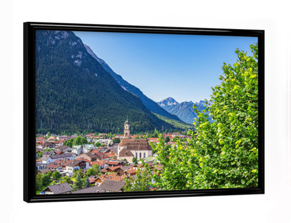 Poster mit schwarzem Rahmen "Baum, Stadt, Berge" artboxONE - Städte,Natur,Reise,Architektur