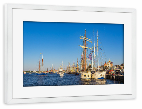 Poster mit Rahmen weiß "Häuser, Fluss, Segelschiffe" artboxONE - Natur,Reise,Architektur