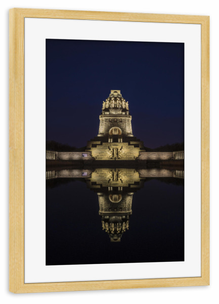 Poster mit Rahmen kiefer "Völkerschlachtdenkmal bei Nacht" artboxONE - Städte,Architektur - Völkerschlachtdenkmal,Nacht,Reflexion,Leipzig,Architektur