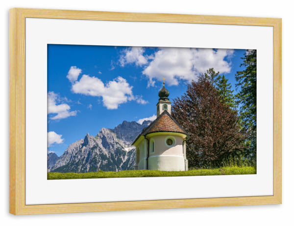 Poster mit Rahmen kiefer "Wolken, Berge, Bäume, Kapelle" artboxONE - Natur,Reise,Architektur