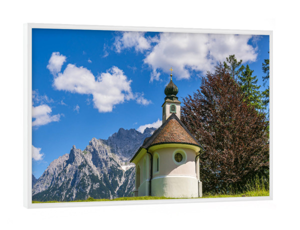 Poster mit weißem Rahmen "Wolken, Berge, Bäume, Kapelle" artboxONE - Natur,Reise,Architektur