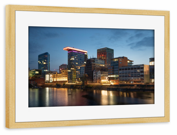 Poster mit Rahmen kiefer "Blaue Stunde in Düsseldorf" artboxONE - Städte,Architektur,Städte / Düsseldorf