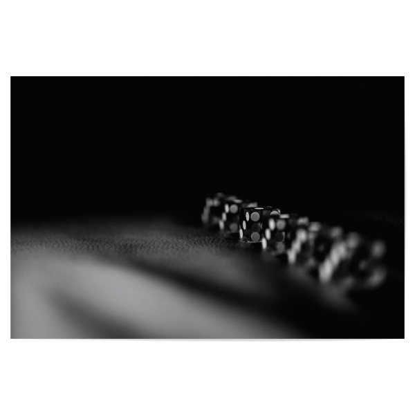 Poster 30x20 cm "Würfel auf Leder" artboxONE - Abstrakt,Schwarzweiß - Würfel,Leder,Schwarz und weiß