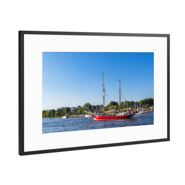 Poster mit Rahmen Schwarz (Metallic) "Segelschiff, Fluss, Bäume" artboxONE - Natur,Reise