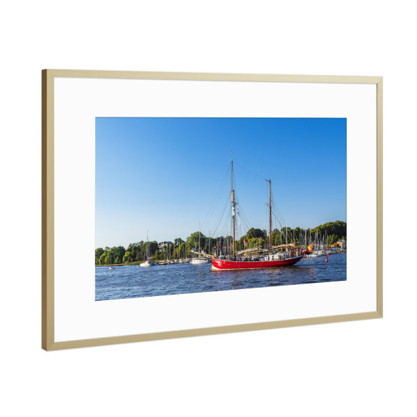 Poster mit Rahmen Gold "Segelschiff, Fluss, Bäume" artboxONE - Natur,Reise