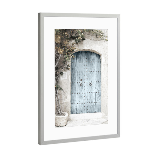 Poster mit Rahmen Silber "Staubige blaue Tür B" artboxONE - Natur,Architektur - Architektur,Türen,Tür,Blau,Pflanzen,Natur,Bäume
