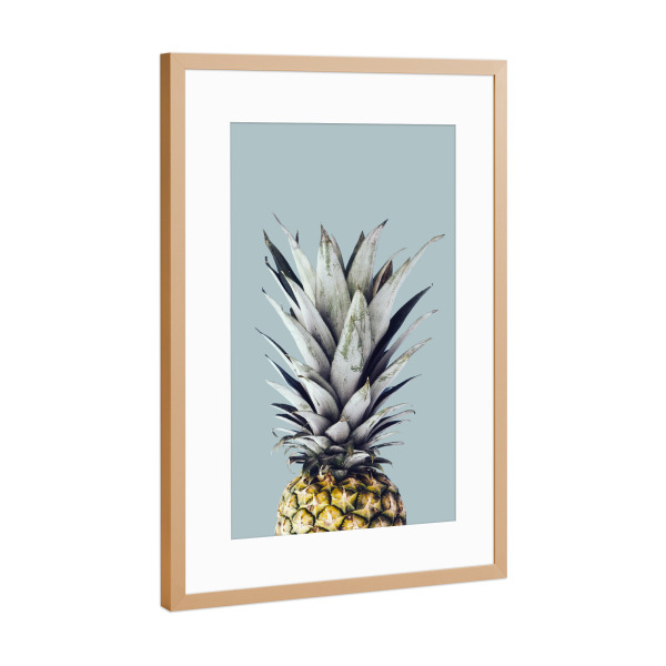 Poster mit Rahmen Kupfer "Pineapple in blue background" artboxONE - Floral - Ananas,Blau,Blumig,Obst,Fotografie,Collage,Modern,Blätter,Natur,Sommer