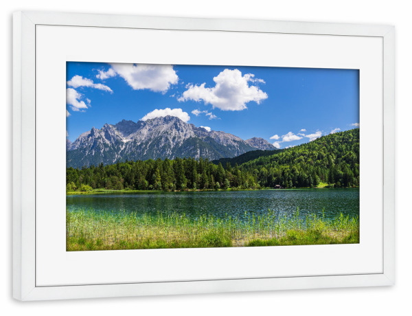 Poster mit Rahmen weiß "See, Bäume, Berge, Wolken" artboxONE - Natur,Reise