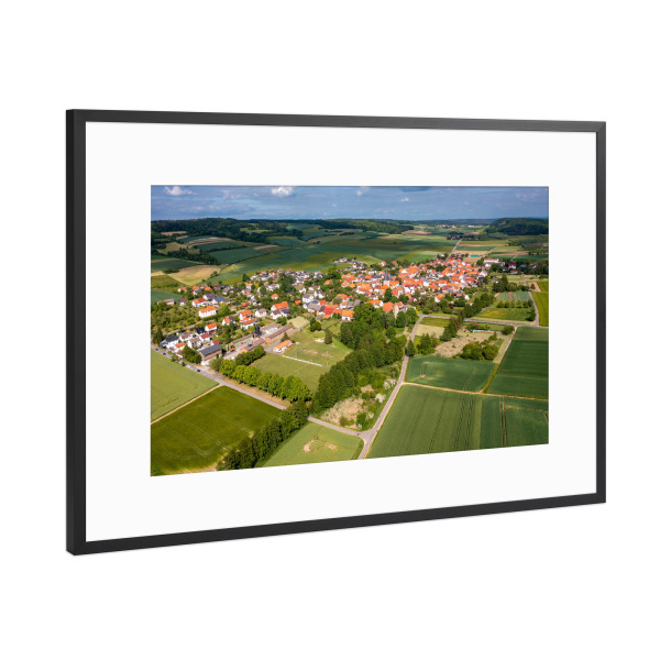 Poster mit Rahmen Schwarz (Metallic) "Dorf Netra im schönen Nordhessen" artboxONE - Architektur