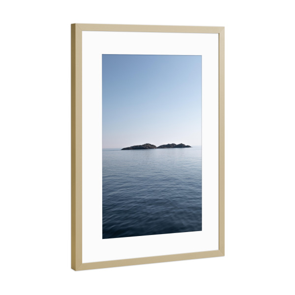 Poster mit Rahmen Gold "Small Island" artboxONE - Natur - Insel,Schäre,Felsen,Norwegen,Lofoten,Skandinavien,Meer,Horizont