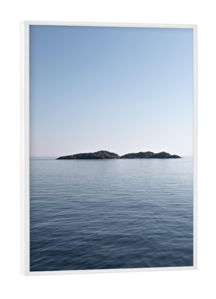 Poster mit weißem Rahmen "Small Island" artboxONE - Natur - Insel,Schäre,Felsen,Norwegen,Lofoten,Skandinavien,Meer,Horizont