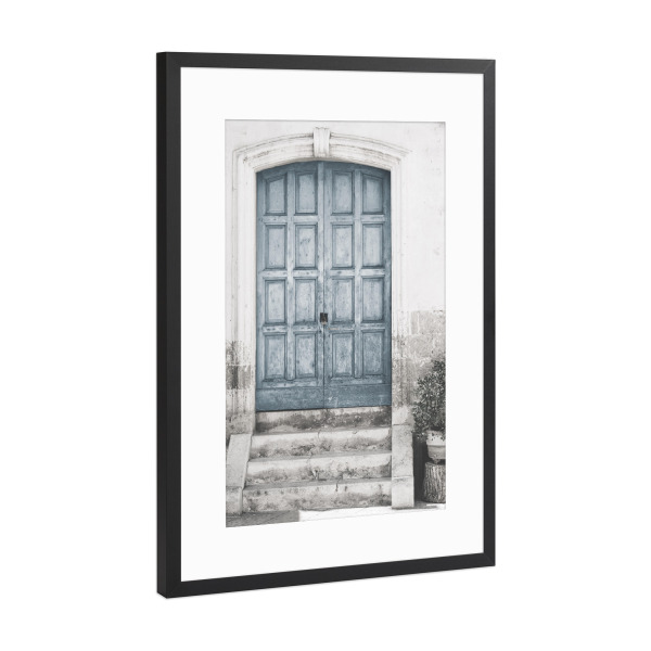 Poster mit Rahmen Schwarz (Metallic) "Staubige blaue Tür C" artboxONE - Architektur - Architektur,Türen,Tür,Blau,Stein,Treppen,Pflanzen,Natur