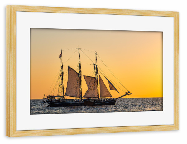 Poster mit Rahmen kiefer "Segelschiff, Sonnenuntergang, Meer" artboxONE - Natur,Reise,Reise / Strand und Meer