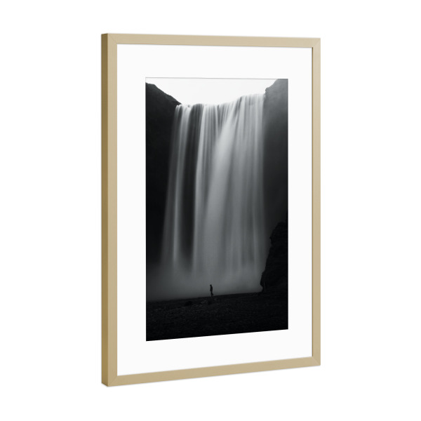 Poster mit Rahmen Gold "Wassermassen des Skogafoss" artboxONE - Natur,Reise,Schwarzweiß