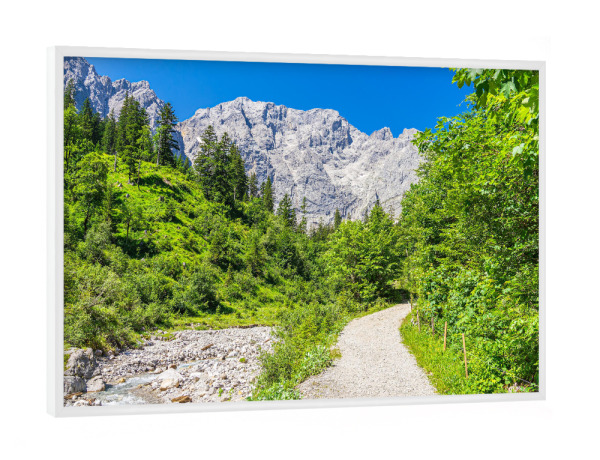 Poster mit weißem Rahmen "Gebirge, Bäume, Weg, Bach" artboxONE - Natur,Reise,Reise / Länder