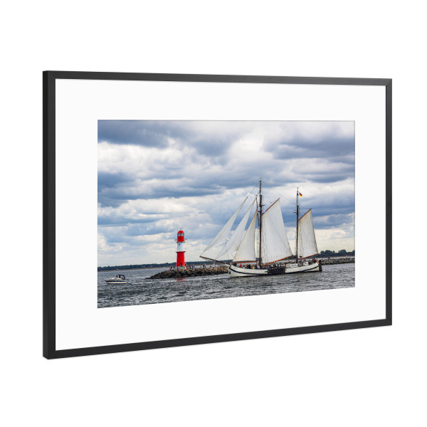 Poster mit Rahmen Schwarz (Metallic) "Molenturm und Segelschiff" artboxONE - Natur,Reise,Architektur,Reise / Strand und Meer