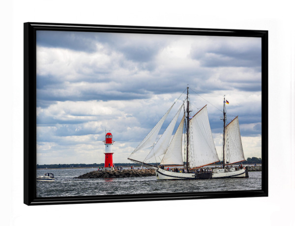 Poster mit schwarzem Rahmen "Molenturm und Segelschiff" artboxONE - Natur,Reise,Architektur,Reise / Strand und Meer