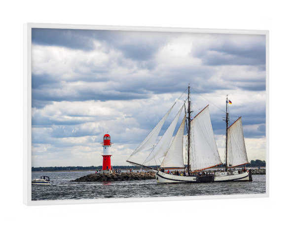 Poster mit weißem Rahmen "Molenturm und Segelschiff" artboxONE - Natur,Reise,Architektur,Reise / Strand und Meer