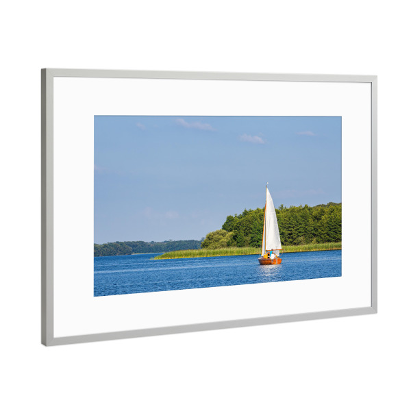 Poster mit Rahmen Silber "Segelboot auf dem Schaalsee" artboxONE - Natur,Reise