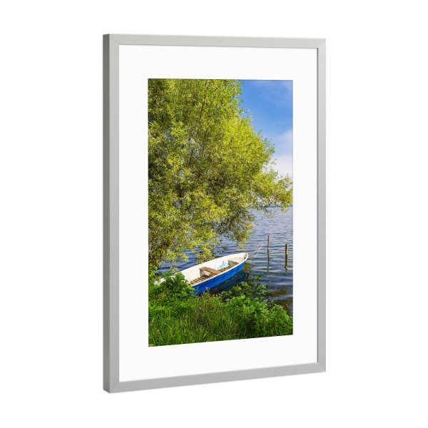 Poster mit Rahmen Silber "Baum und Boot am Schaalsee" artboxONE - Natur,Reise