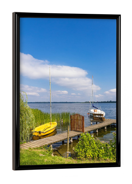Poster mit schwarzem Rahmen "Bootssteg und Segelboote" artboxONE - Natur,Reise
