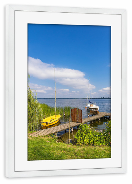 Poster mit Rahmen weiß "Bootssteg und Segelboote" artboxONE - Natur,Reise