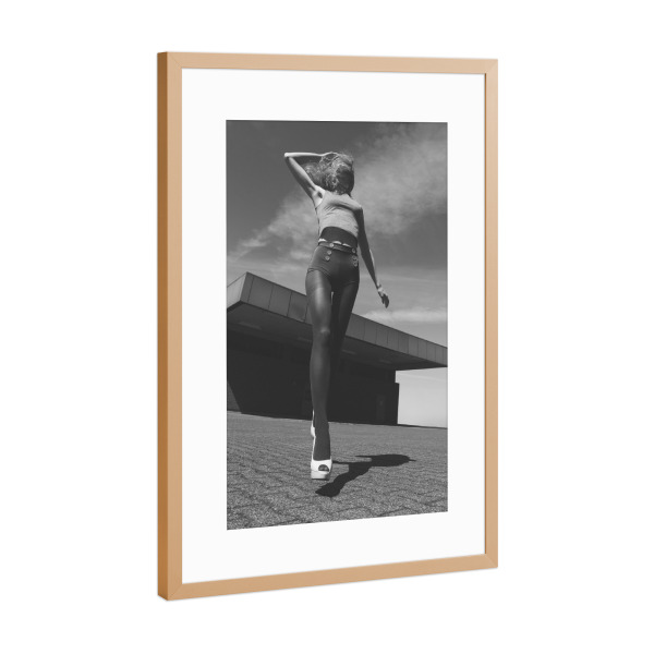 Poster mit Rahmen Kupfer "Elegance in motion" artboxONE - Menschen,Schwarzweiß,Fashion