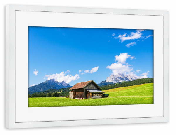 Poster mit Rahmen weiß "Wolken, Gebirge, Hütte und Wiese" artboxONE - Natur,Reise,Architektur