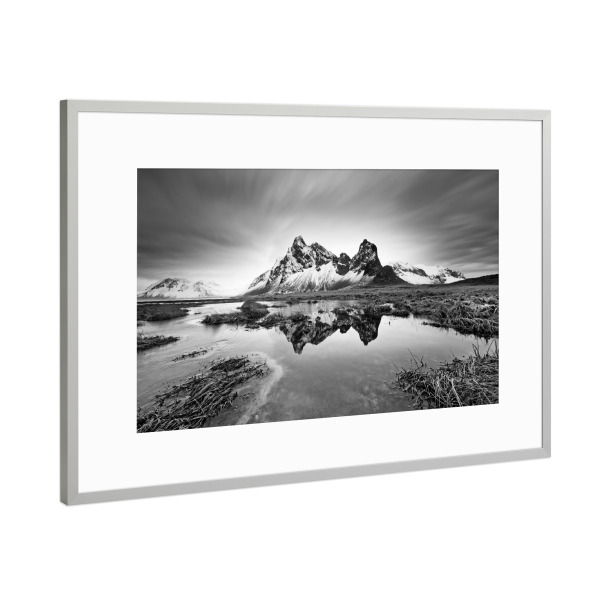 Poster mit Rahmen Silber "Bergkette in Island" artboxONE - Natur,Schwarzweiß,Reise / Strand und Meer
