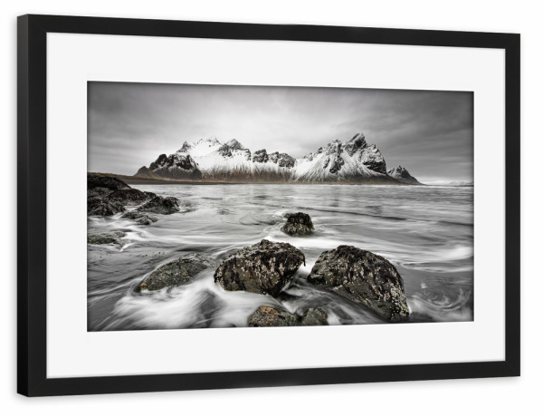 Poster mit Rahmen schwarz "Küstenimpression aus Island" artboxONE - Natur,Schwarzweiß,Reise / Länder