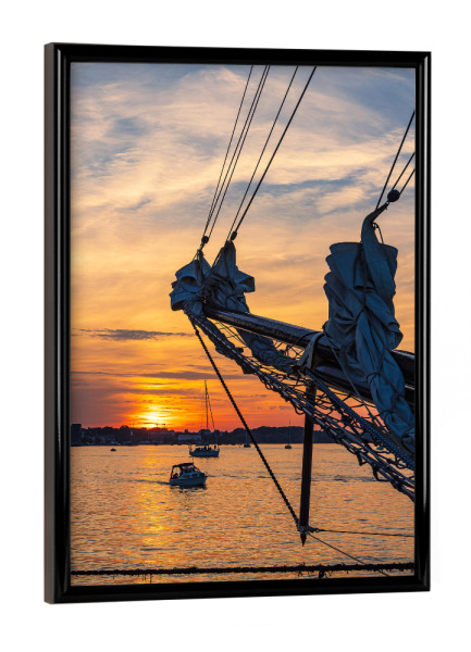 Poster mit schwarzem Rahmen "Sonnenuntergang, Schiffe, Warnow" artboxONE - Natur,Reise