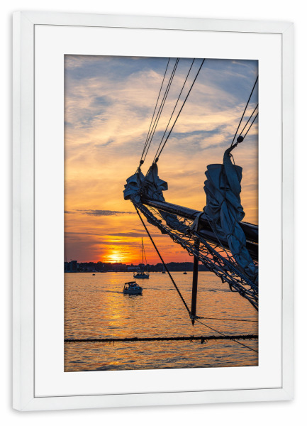 Poster mit Rahmen weiß "Sonnenuntergang, Schiffe, Warnow" artboxONE - Natur,Reise