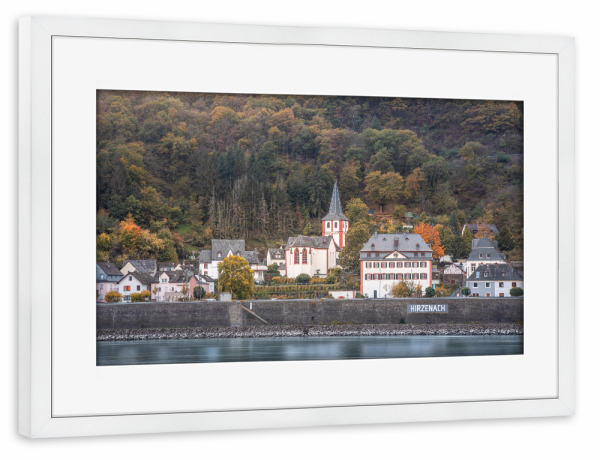 Poster mit Rahmen weiß "Hirzenach am Rhein" artboxONE - Reise