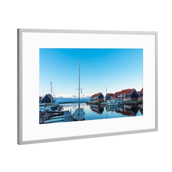 Poster mit Rahmen Silber "Steg, Segelboot, Hafen" artboxONE - Natur,Reise,Architektur,Reise / Strand und Meer