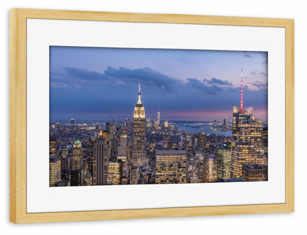 Poster mit Rahmen kiefer "Großstadt Lichter New York" artboxONE - Städte / New York,Architektur,Reise / Länder