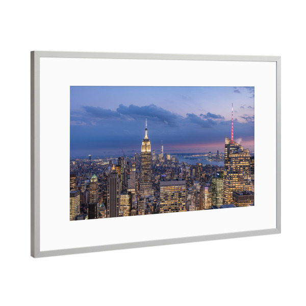Poster mit Rahmen Silber "Großstadt Lichter New York" artboxONE - Städte / New York,Architektur,Reise / Länder