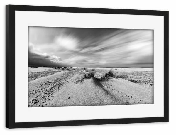 Poster mit Rahmen schwarz "Ostseestrand in schwarzweiß" artboxONE - Natur,Schwarzweiß,Reise / Strand und Meer