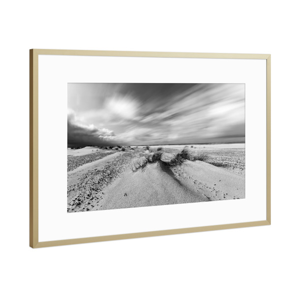 Poster mit Rahmen Gold "Ostseestrand in schwarzweiß" artboxONE - Natur,Schwarzweiß,Reise / Strand und Meer