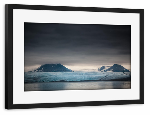 Poster mit Rahmen schwarz "Spitzbergen" artboxONE - Natur,Reise - Svalbard,Spitsbergen,Arktis,Gletscher,Gletschereis,Wolken,Küste